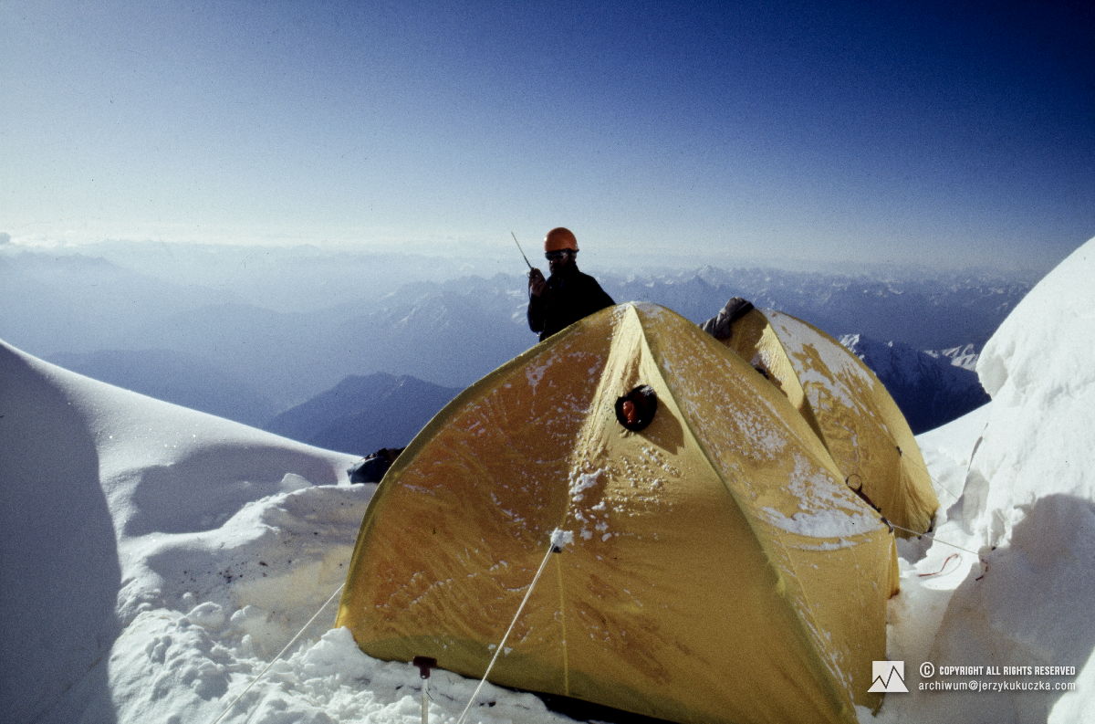 Sławomir Łobodziński w przeniesionym obozie III (6120 m n.p.m.).