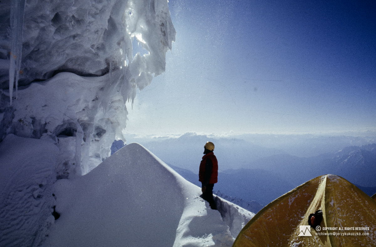 Jerzy Kukuczka w przeniesionym obozie III (6120 m n.p.m.).