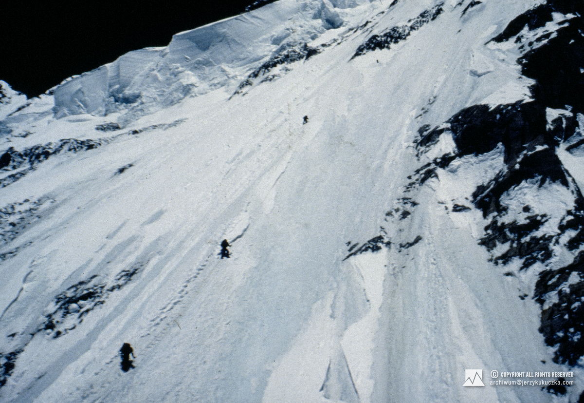 Uczestnicy wyprawy w trakcie wspinaczki.