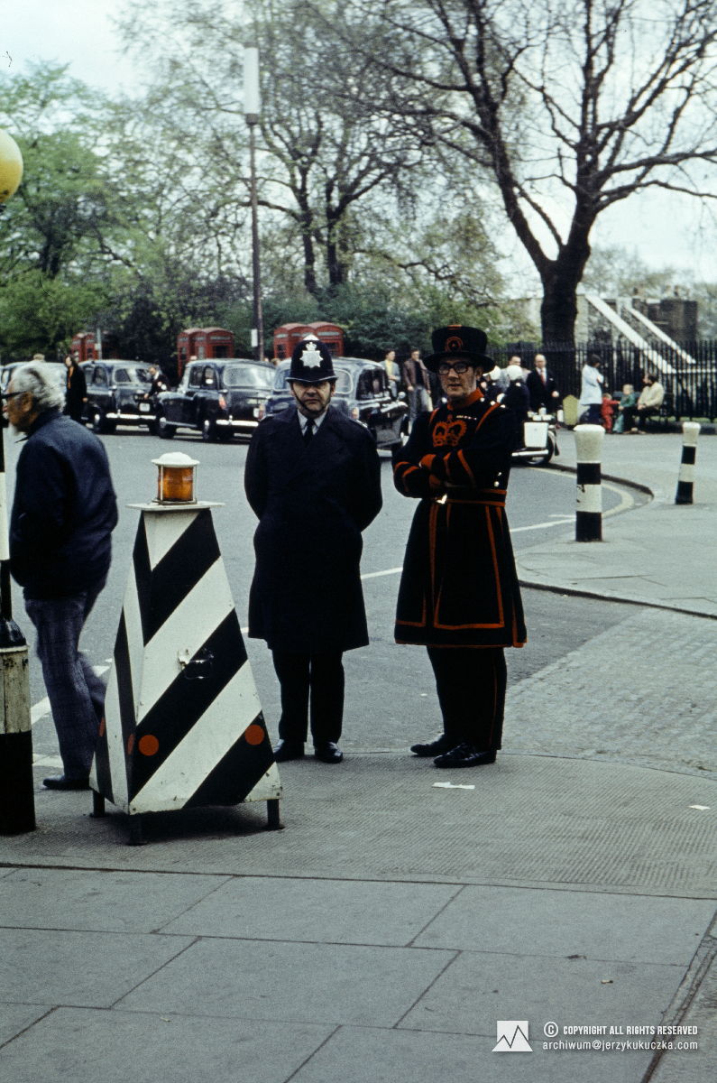 Londyński policjant oraz strażnik zamku Tower tzw. 