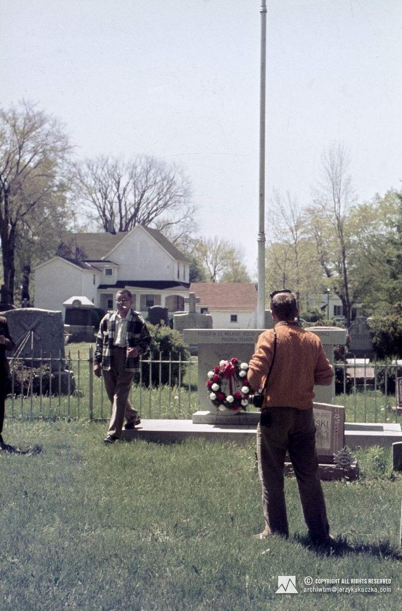 Uczestnicy wyprawy na polskim cmentarzu wojskowym w miejscowości Niagara-on-the-Lake. Od lewej: Leon Bielawski i Jan Bagsik.
