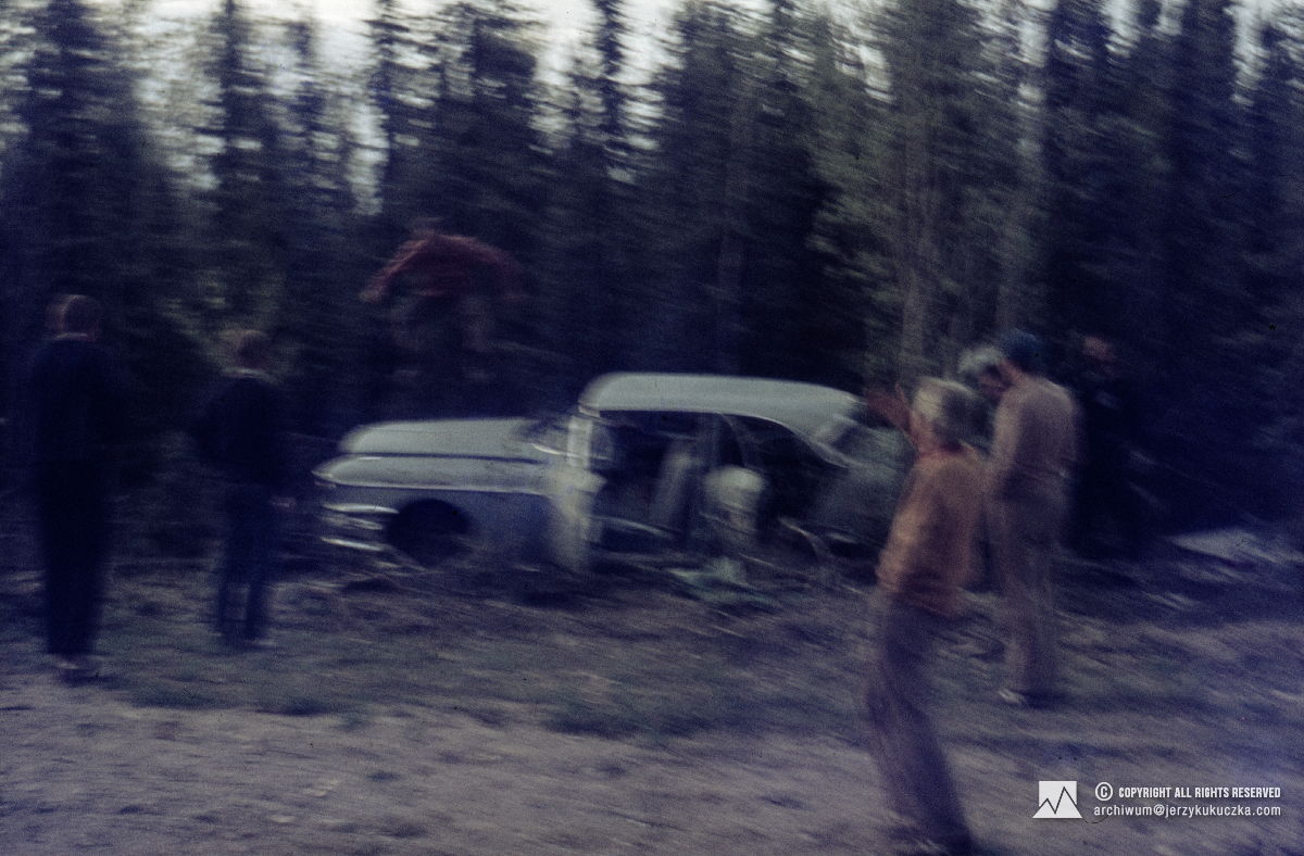 Uczestnicy wyprawy przy opuszczonym samochodzie na terytorium Jukonu w Kanadzie.