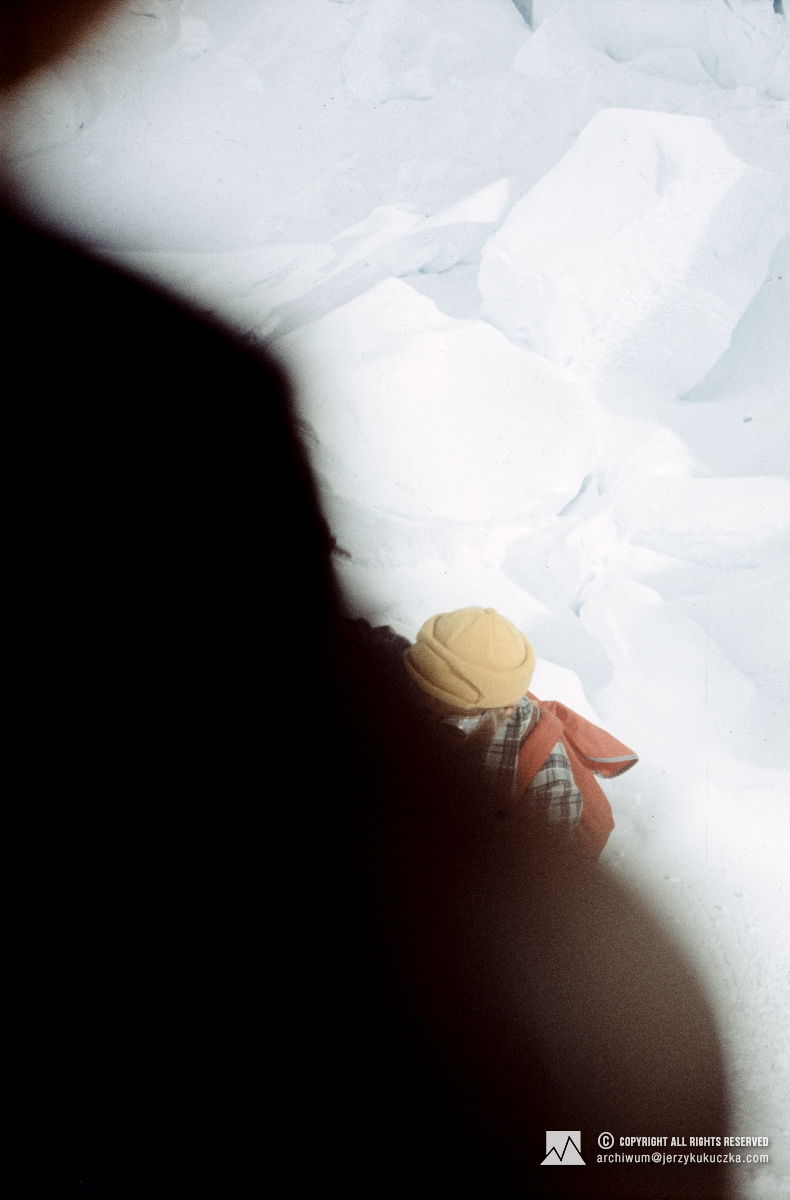 Jerzy Kukuczka podczas wspinaczki.