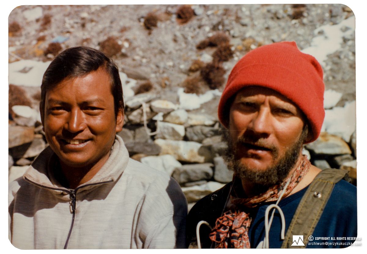 Jerzy Kukuczka (drugi od lewej) i Nepalczyk w bazie.
