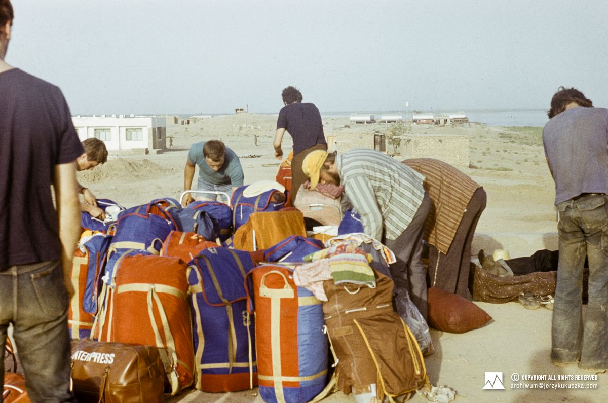 Uczestnicy wyprawy podczas przepakowywania ładunków. Jerzy Kukuczka w żółtej czapce.