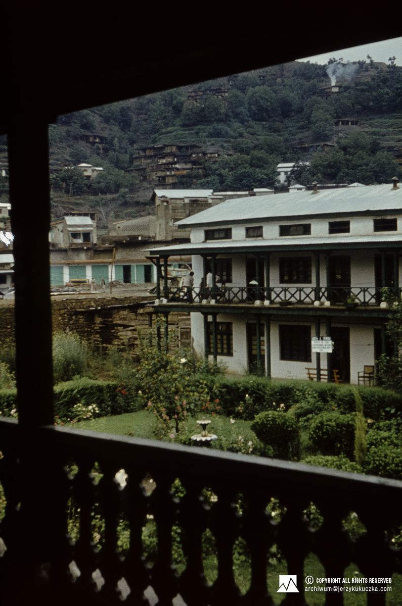 Widok z domu Jadwigi i Tadeusza Ciurzyńskich, którzy ugościli uczestników wyprawy w Peszawarze.