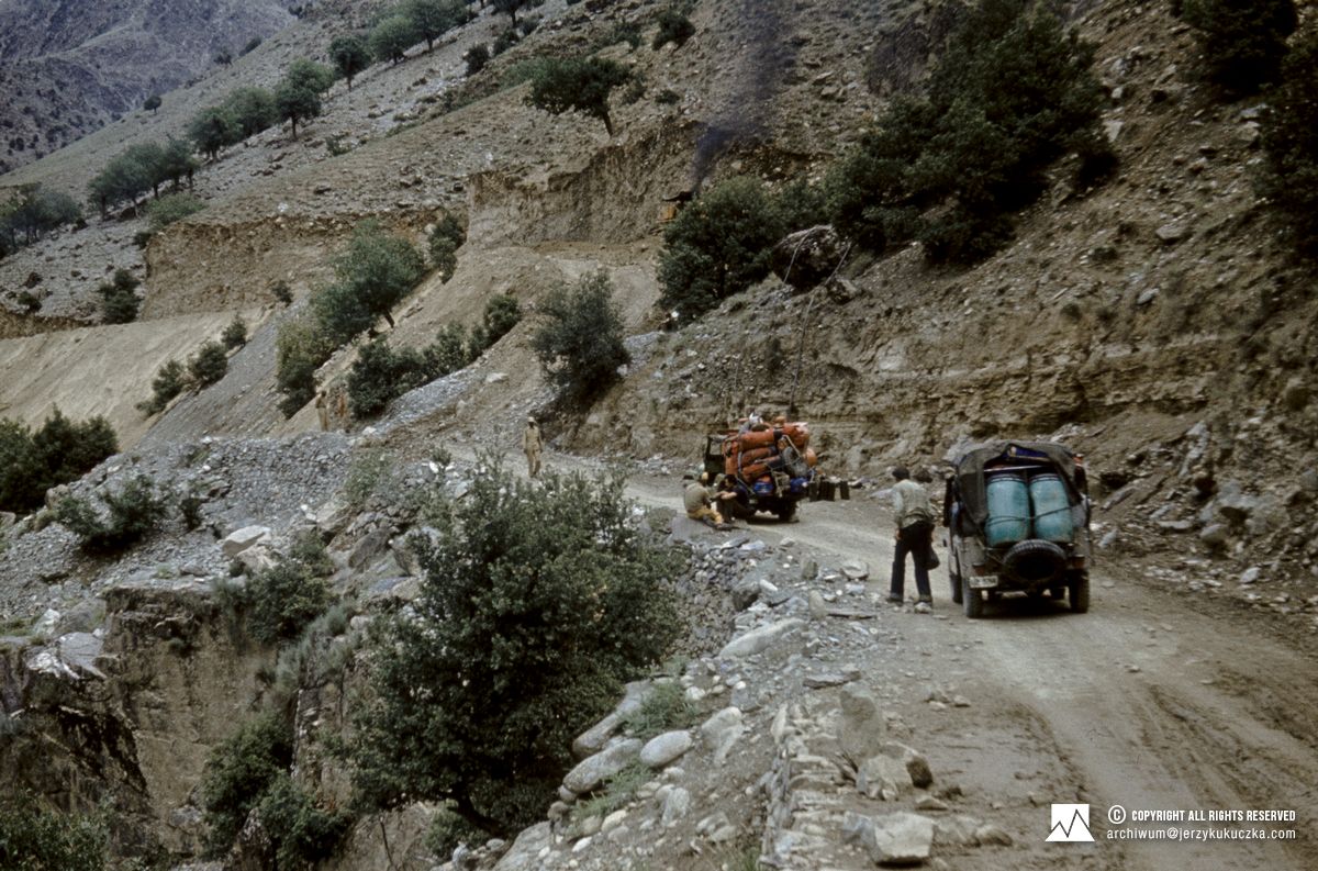 Karawana jeepów w drodze do Ziarat.