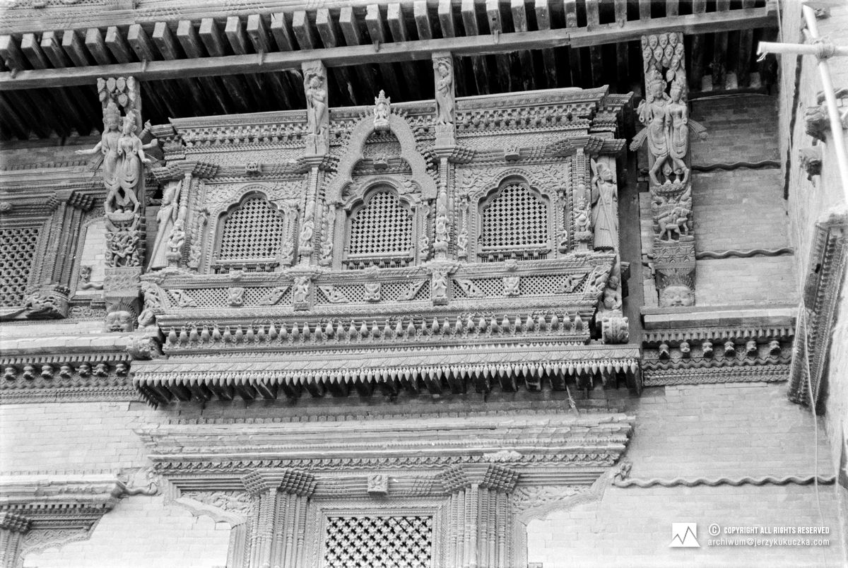 Rzeźbione okna Basantapur Tower przy Durbar Square w Katmandu.