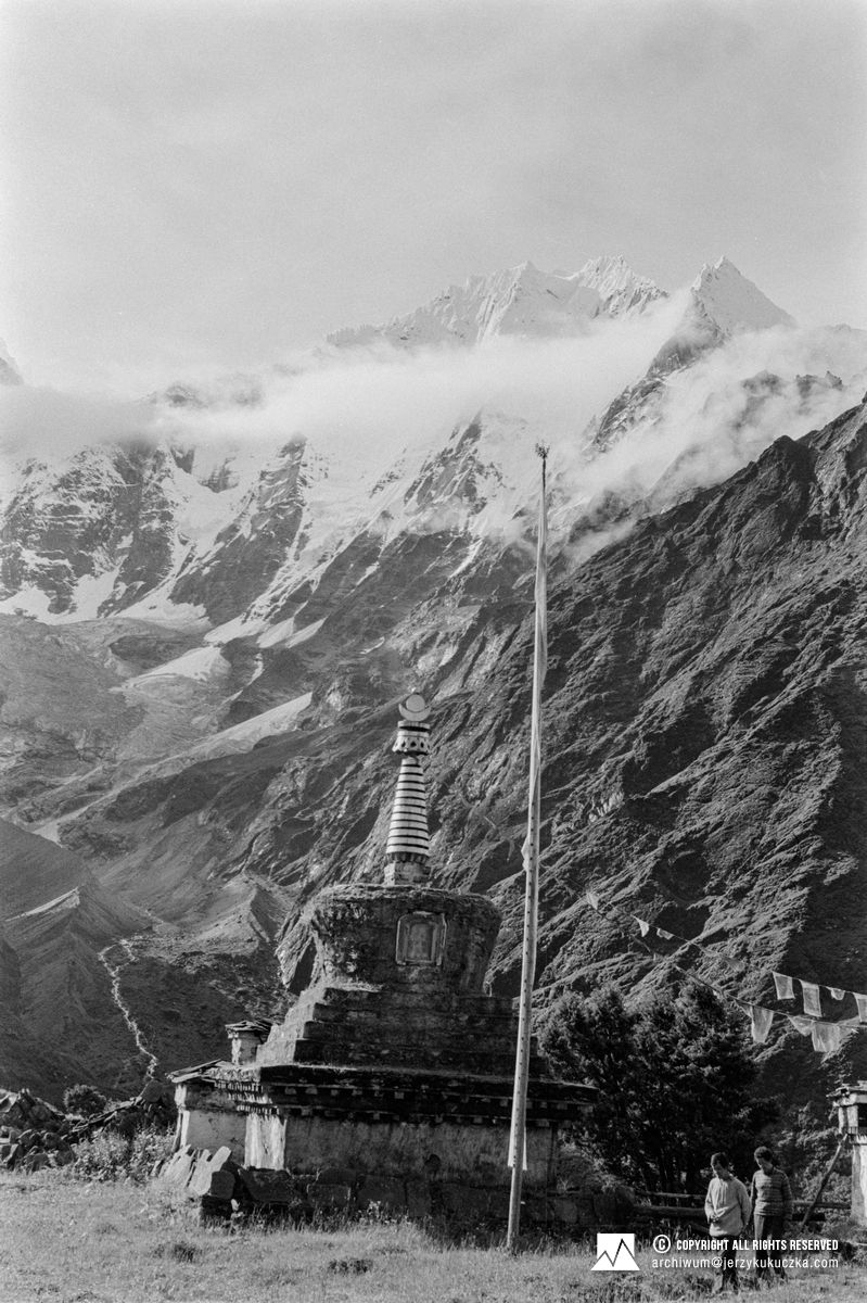 Stupa w Tengboche. W tle Thamserku (6608 m n.p.m.).