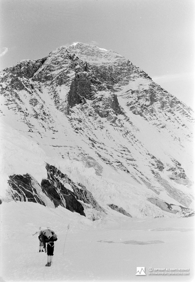 Uczestnicy wyprawy w Kotle Zachodnim. W tle Mount Everest (8848 m n.p.m.).