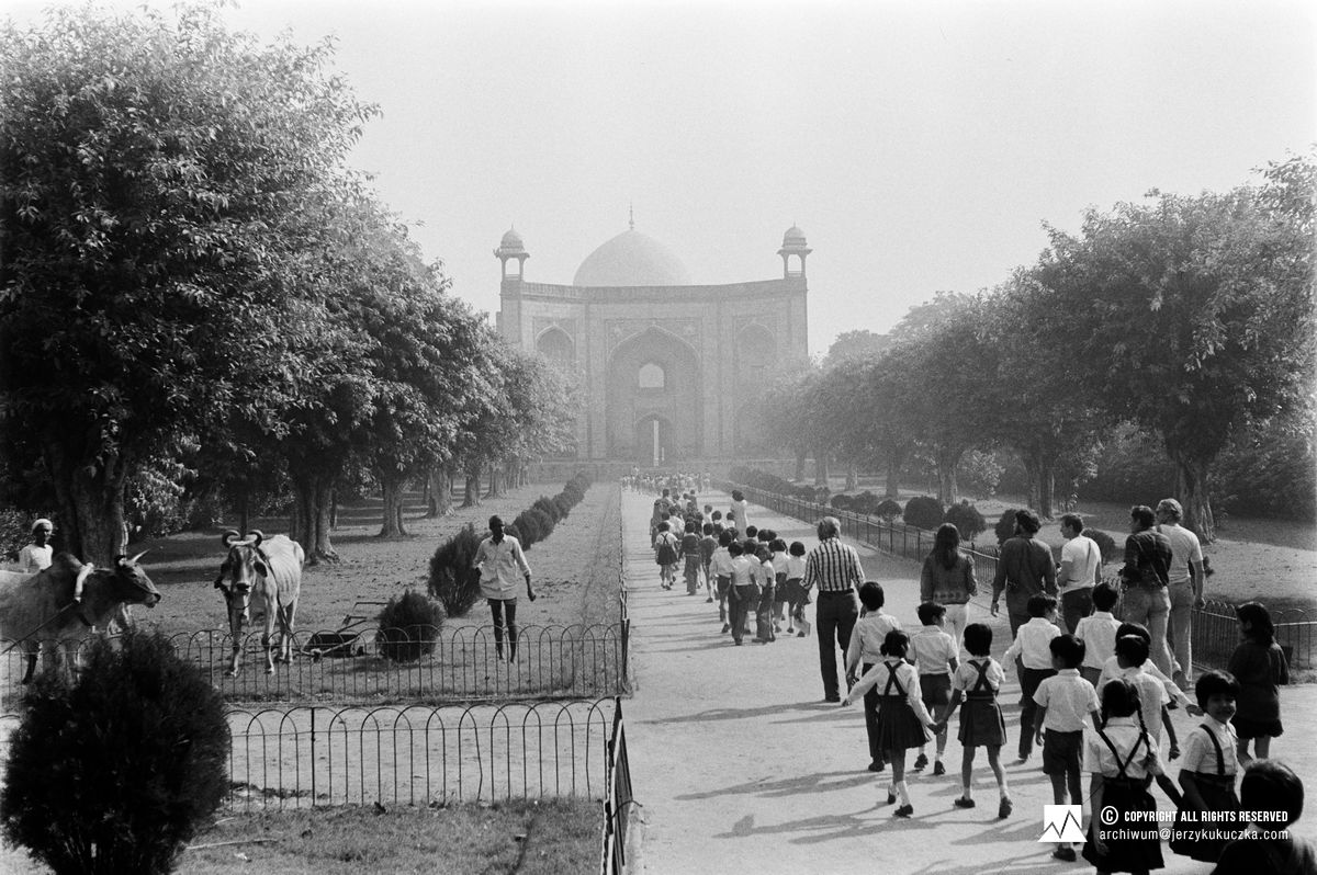 Uczestnicy wyprawy i hindusi przed grobowcem Humajuna w Delhi.