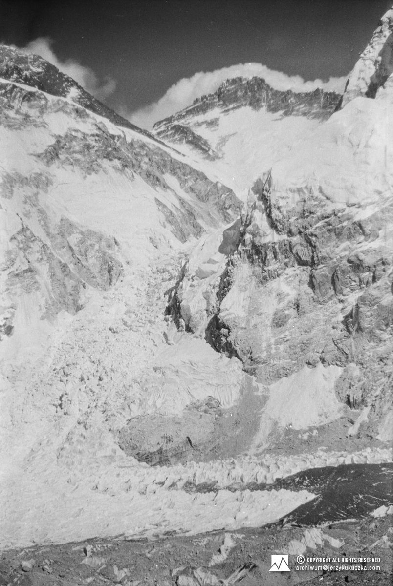 Szczyty widoczne z okolic bazy. Od lewej: Mount Everest (8848 m n.p.m.), Lhotse (8516 m n.p.m.) i grań Nuptse (7732 m n.p.m.).