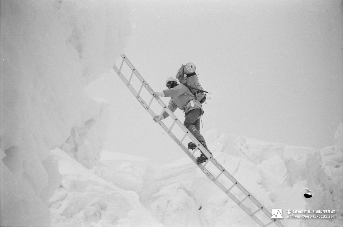 Uczestnik wyprawy baskijskiej na lodospadzie Khumbu.