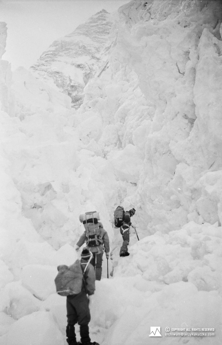 Uczestnicy wyprawy baskijskiej na lodospadzie Khumbu.