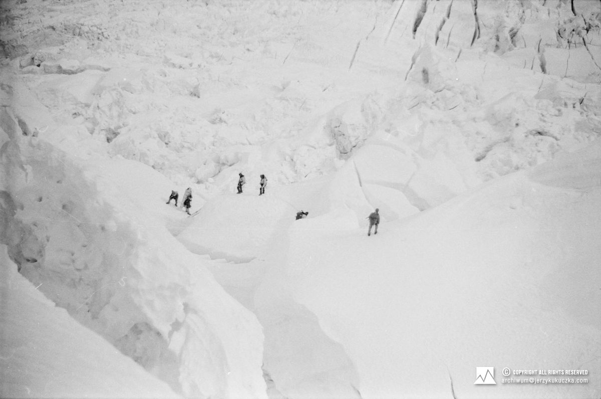 Uczestnicy wyprawy baskijskiej na lodospadzie Khumbu.