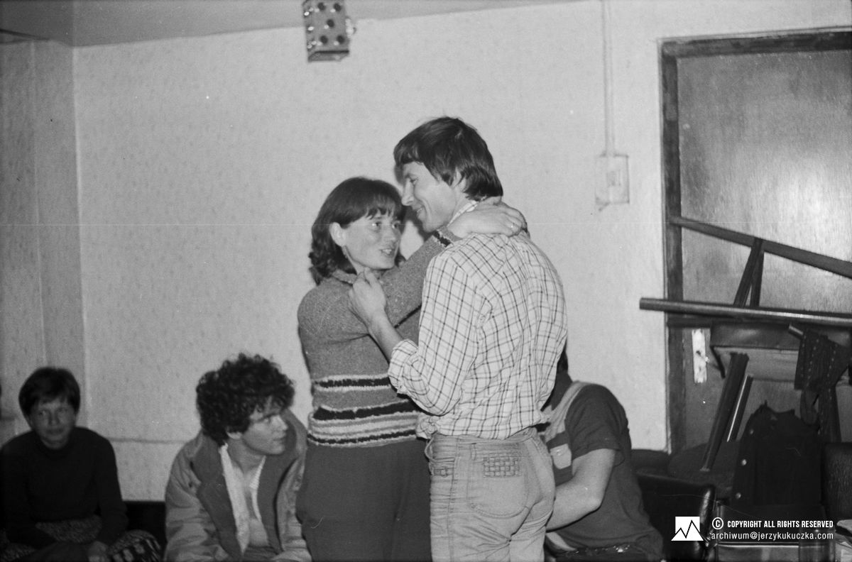 Spotkanie himalaistów w Katmandu. Na pierwszym planie pierwszy od prawej: Wojciech Kurtyka. W tle od lewej: NN, Alex MacIntyre i Wojciech Wróż.