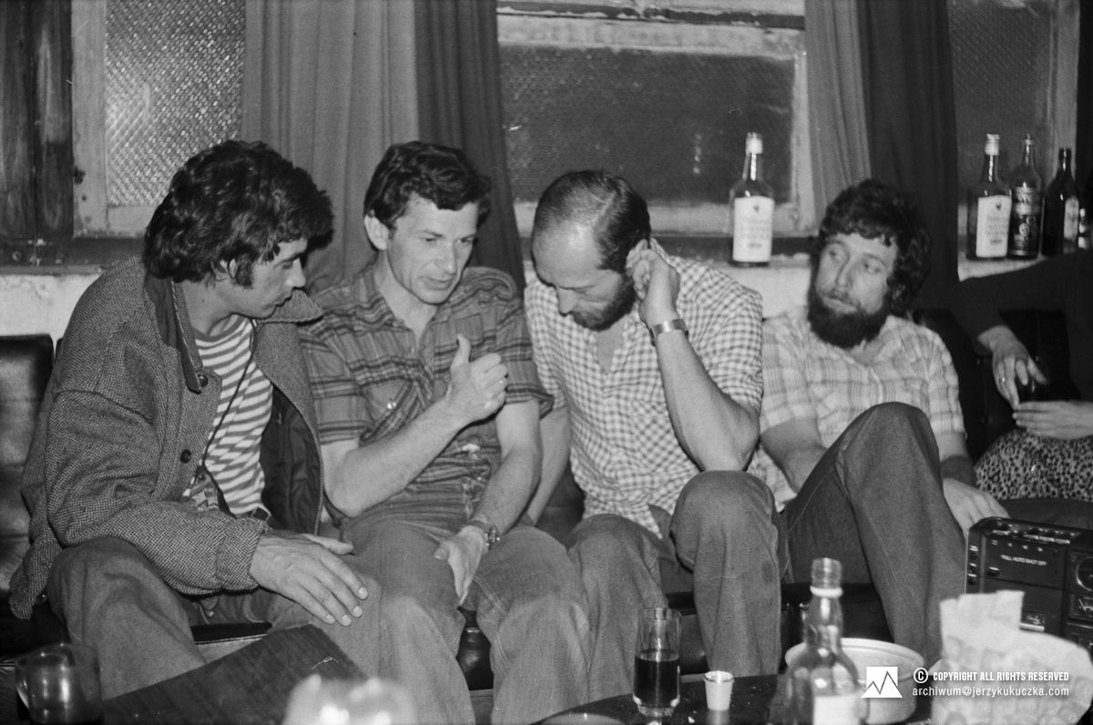 Spotkanie himalaistów w Katmandu. Od lewej: NN, Eugeniusz Chrobak, Ryszard Kowalewski i Andrzej Czok.