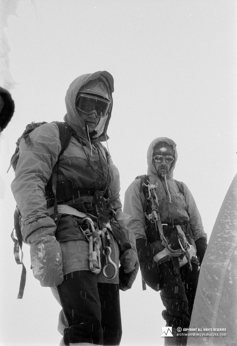 Uczestnicy wyprawy w obozie III (6120 m n.p.m.). Od lewej: Carlos Carsolio i Adam Potoczek.
