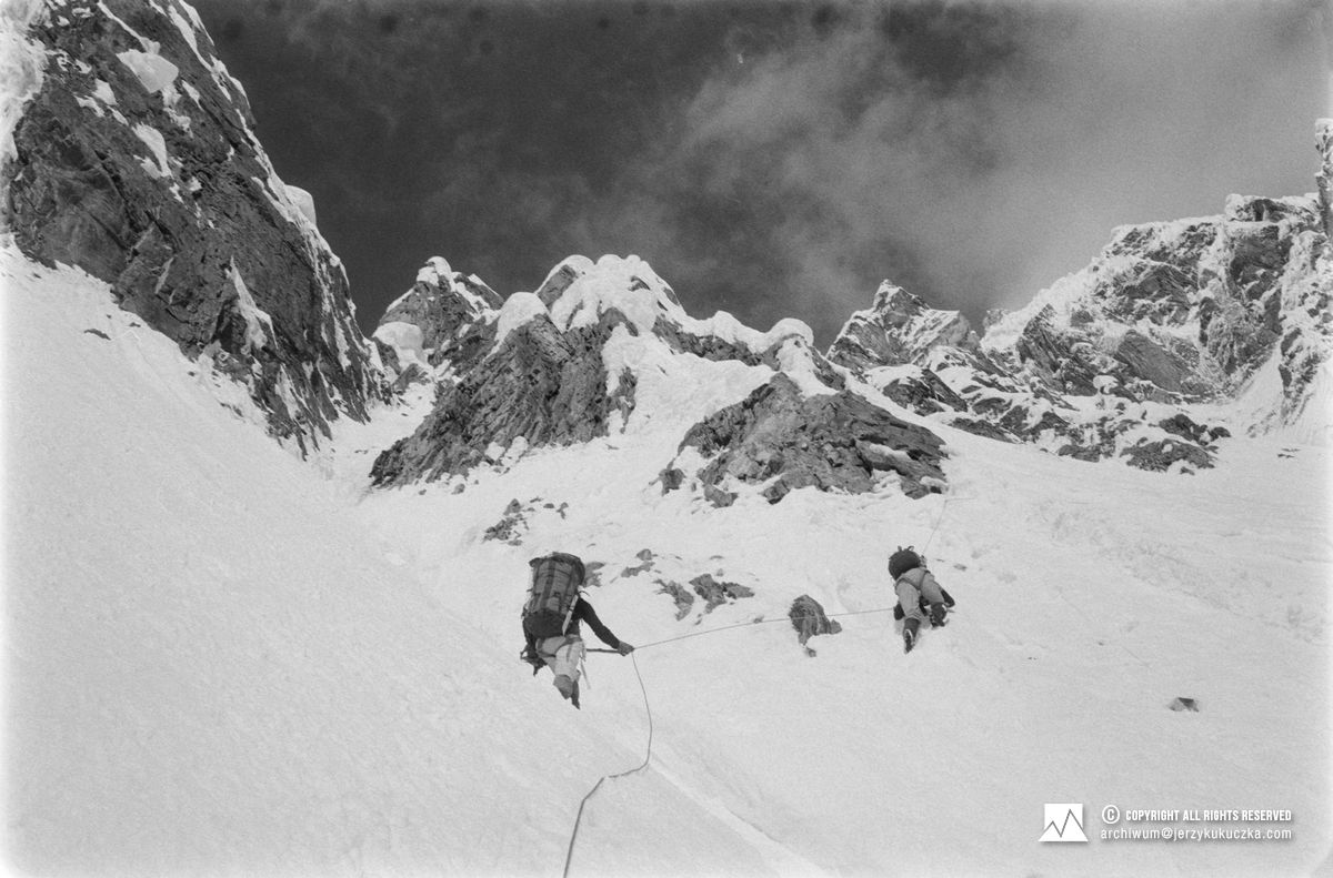 Uczestnicy wyprawy w trakcie wspinaczki. Od lewej: Sławomir Łobodziński i Carlos Carsolio.