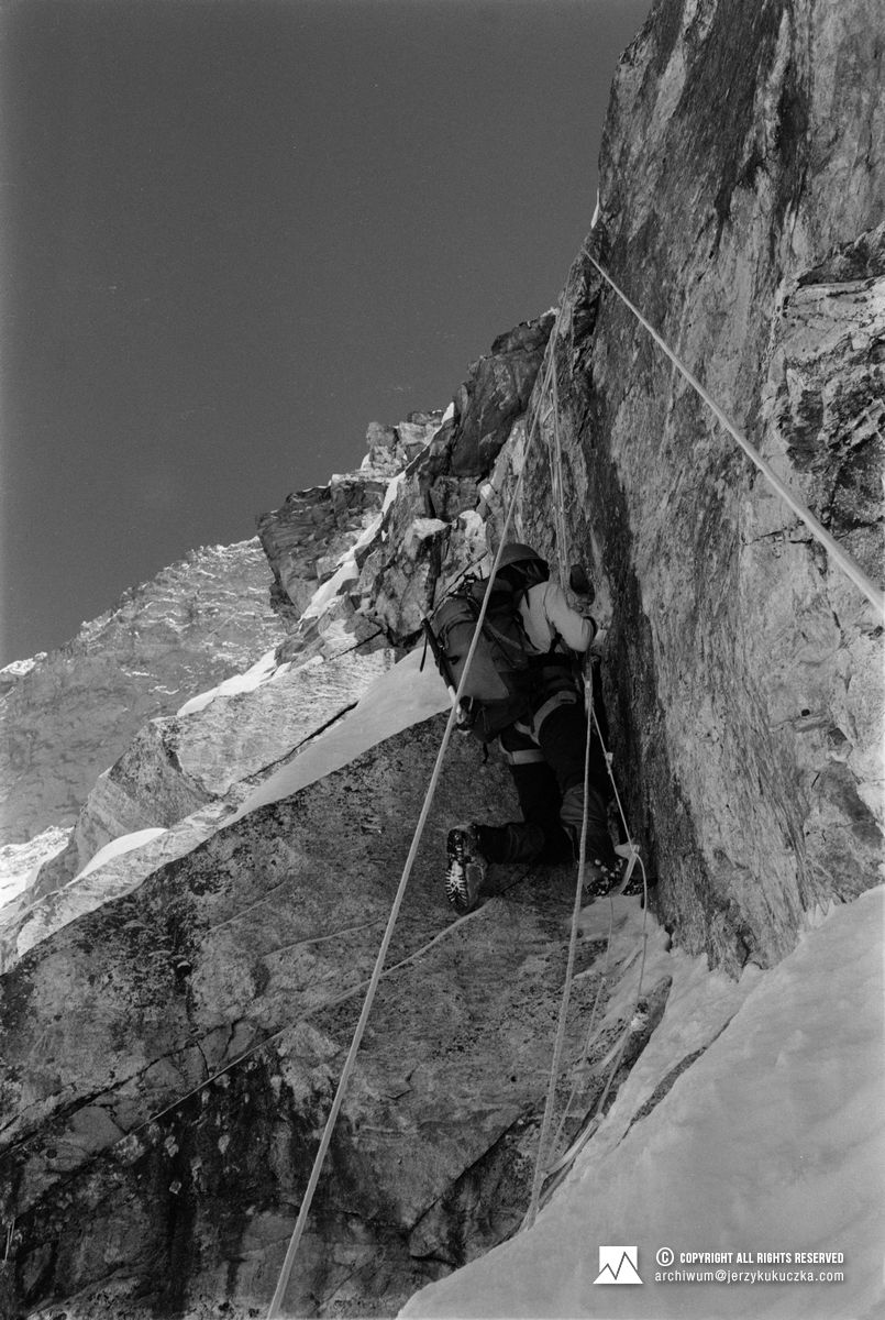 Uczestnik wyprawy w trakcie wspinaczki.
