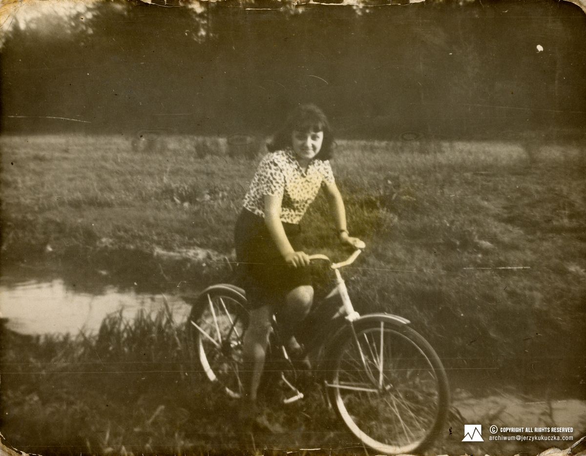 Cecylia Kukuczka na rowerze.