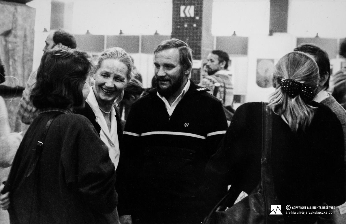 Przegląd Filmów Górskich w Katowicach. Luty 1988. Od lewej: NN, Anna Milewska i Jerzy Kukuczka.