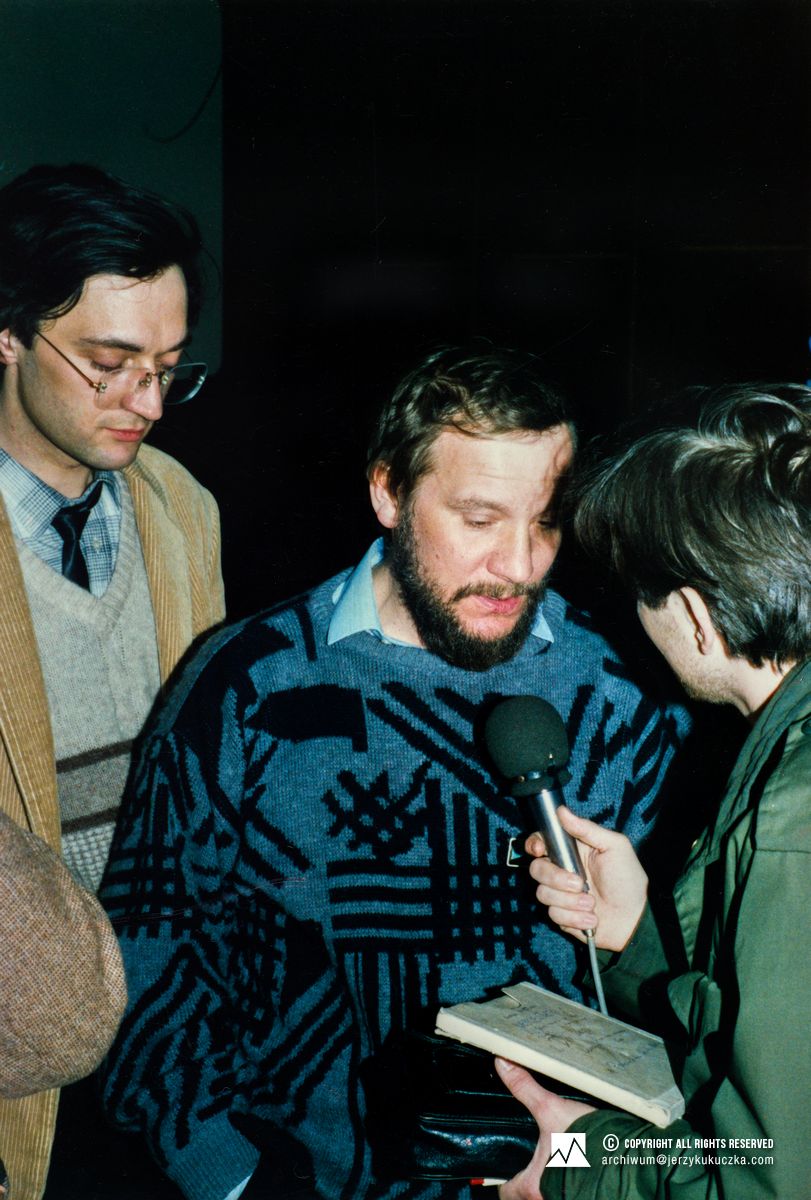 Jerzy Kukuczka (w środku) na Przeglądzie Filmów Górskich w Katowicach. Luty 1988.
