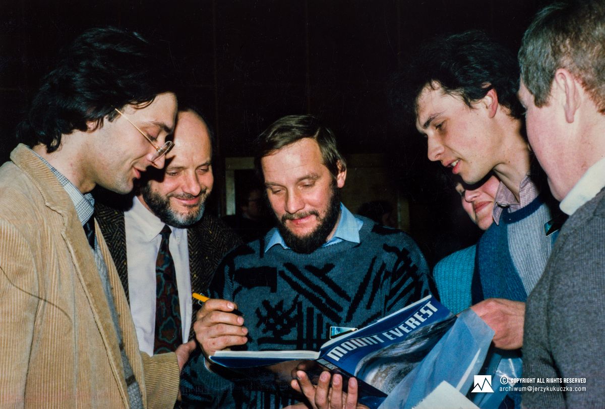 Jerzy Kukuczka (w środku) na Przeglądzie Filmów Górskich w Katowicach. Luty 1988.