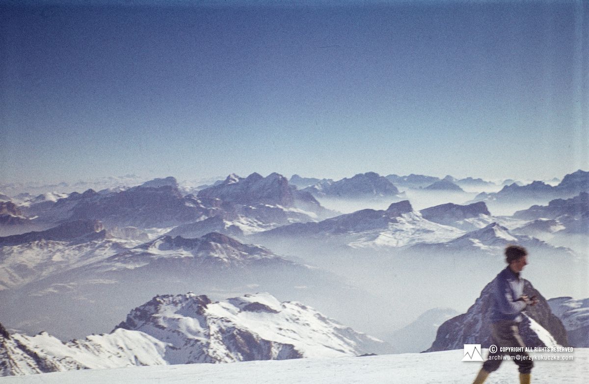Janusz Skorek na grani szczytowej po przejściu drogi Via dell'Ideale na południowej ścianie masywu Marmolady - 23.03.1973.