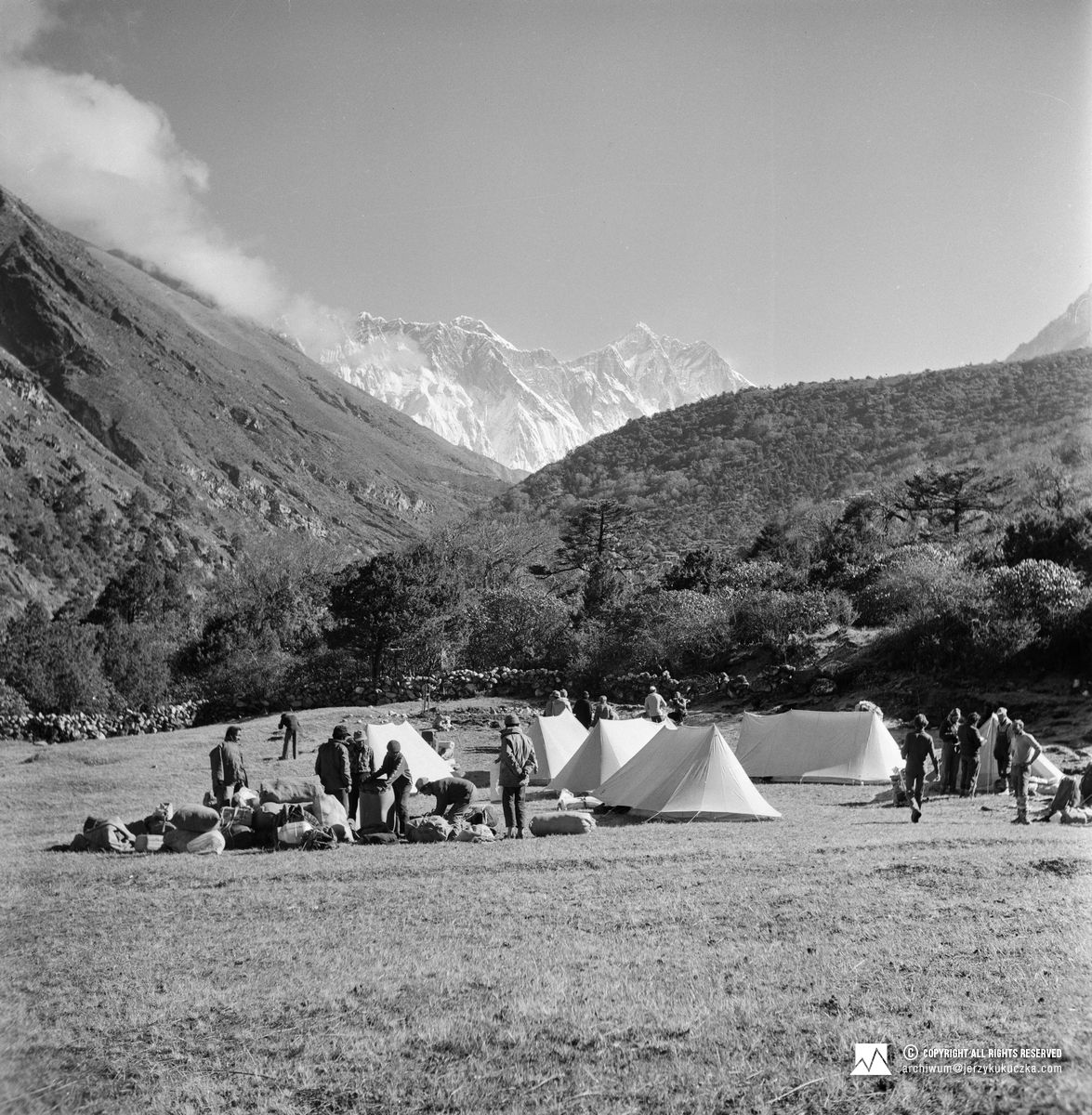 Postój karawany. W tle południowa ściana Lhotse.