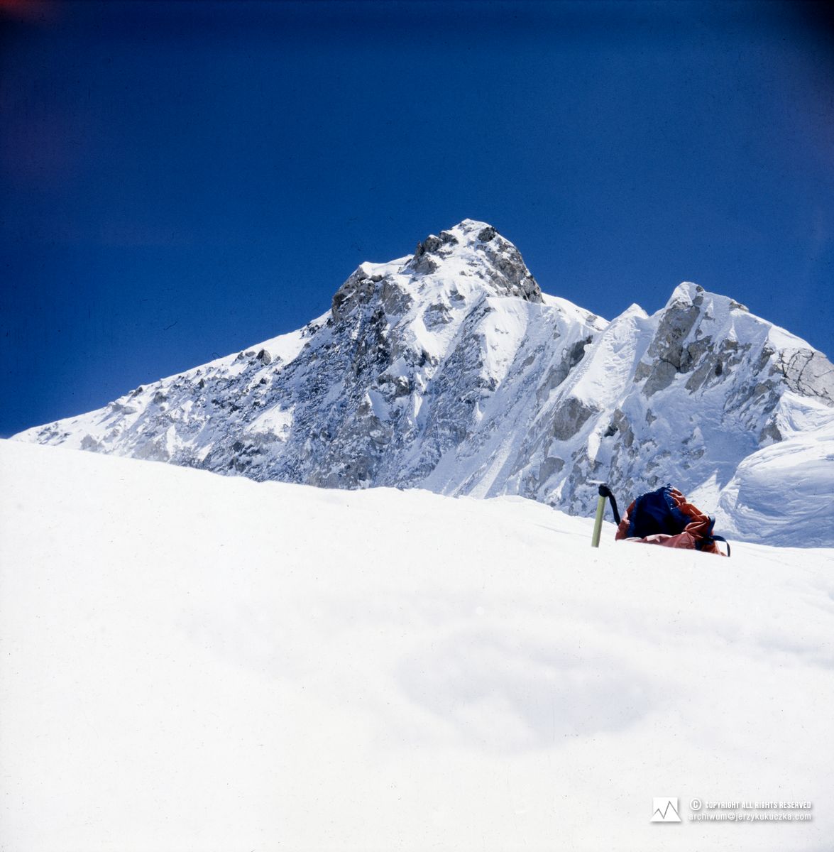 Plecak Jerzego Kukuczki na stoku Makalu. W tle szczyt (8481 m n.p.m.).