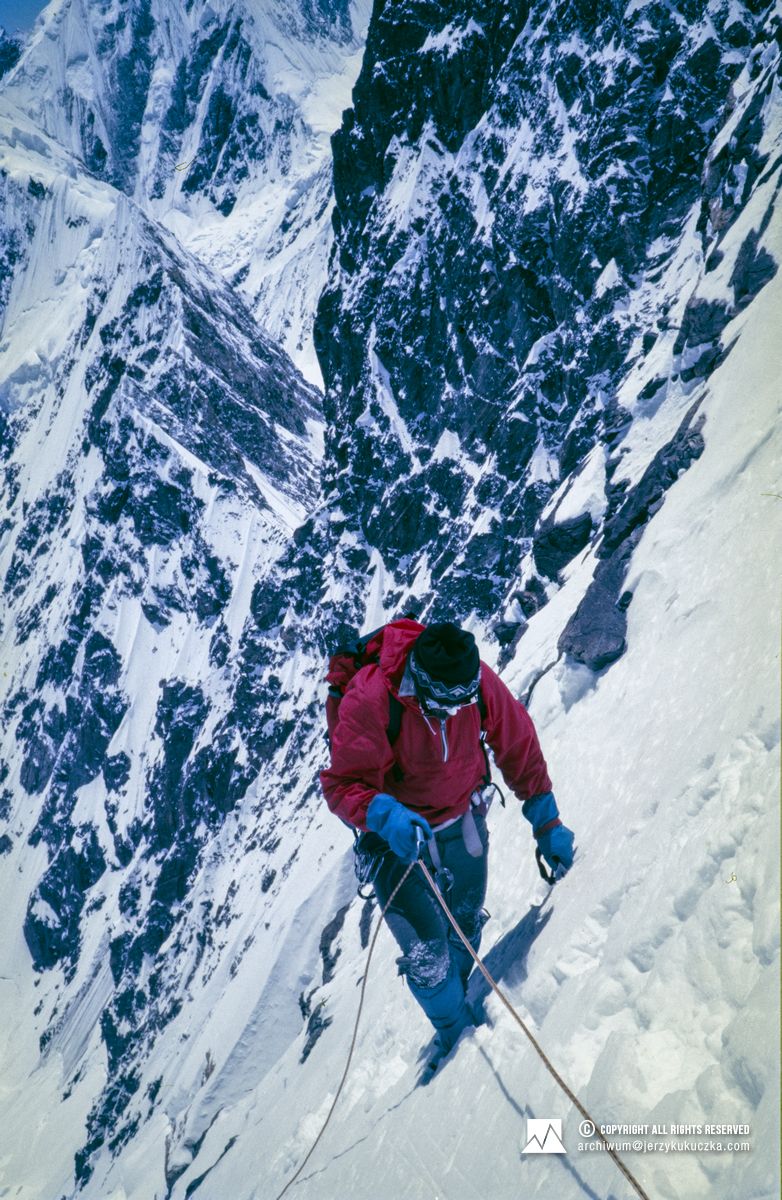 Tadeusz Piotrowski w trakcie wspinaczki na K2.