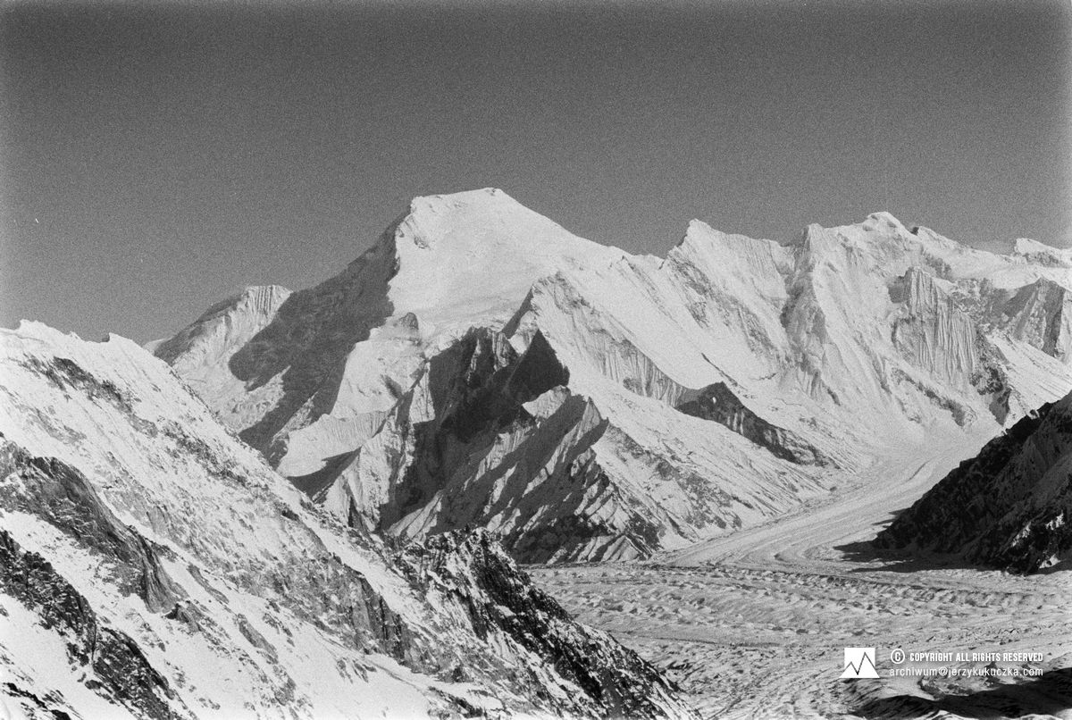 Chogolisa (7665 m n.p.m.) widoczna ze stoku K2.