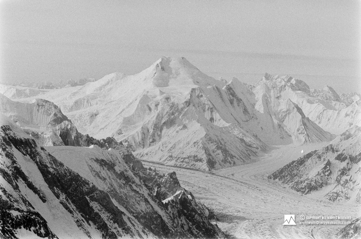 Karakorum widoczne ze stoku K2. W centrum Chogolisa (7665 m n.p.m.).