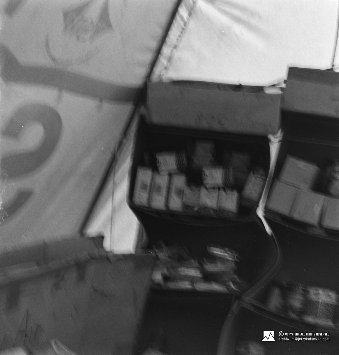 Wnętrze namiotu w bazie.