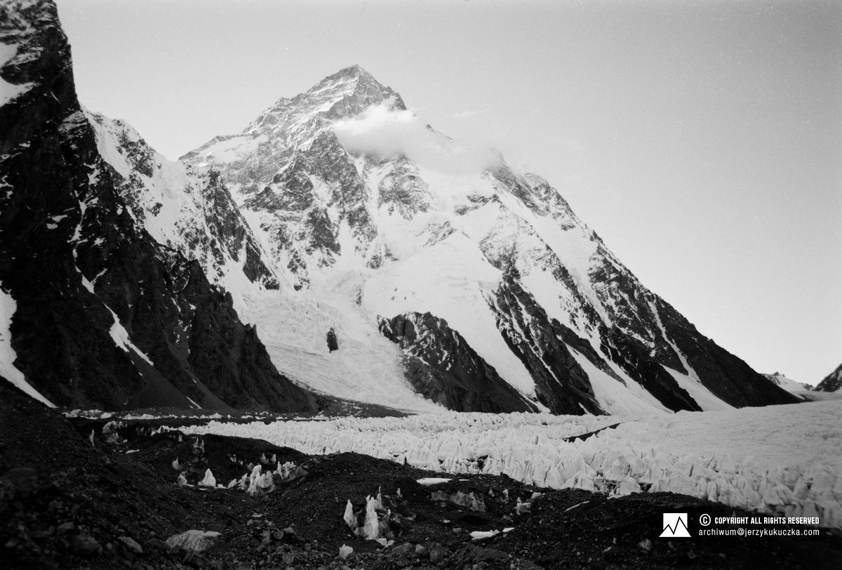 Szczyt K2 (8611 m n.p.m.) widoczny z bazy.
