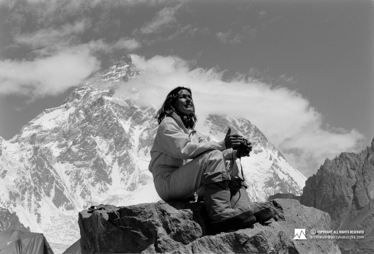Wanda Rutkiewicz na tle K2 (8611 m n.p.m.).