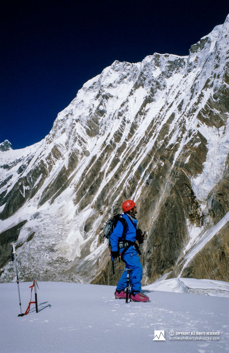 Jerzy Kukuczka na tle południowej ściany Annapurny.