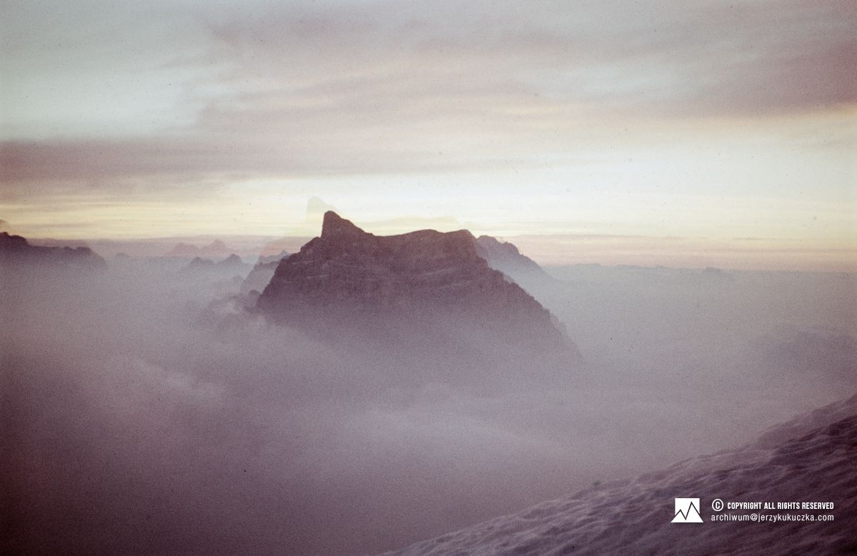 Monte Pelmo (3168 m n.p.m.) widoczny z wysokich partii Monte Civetta.
