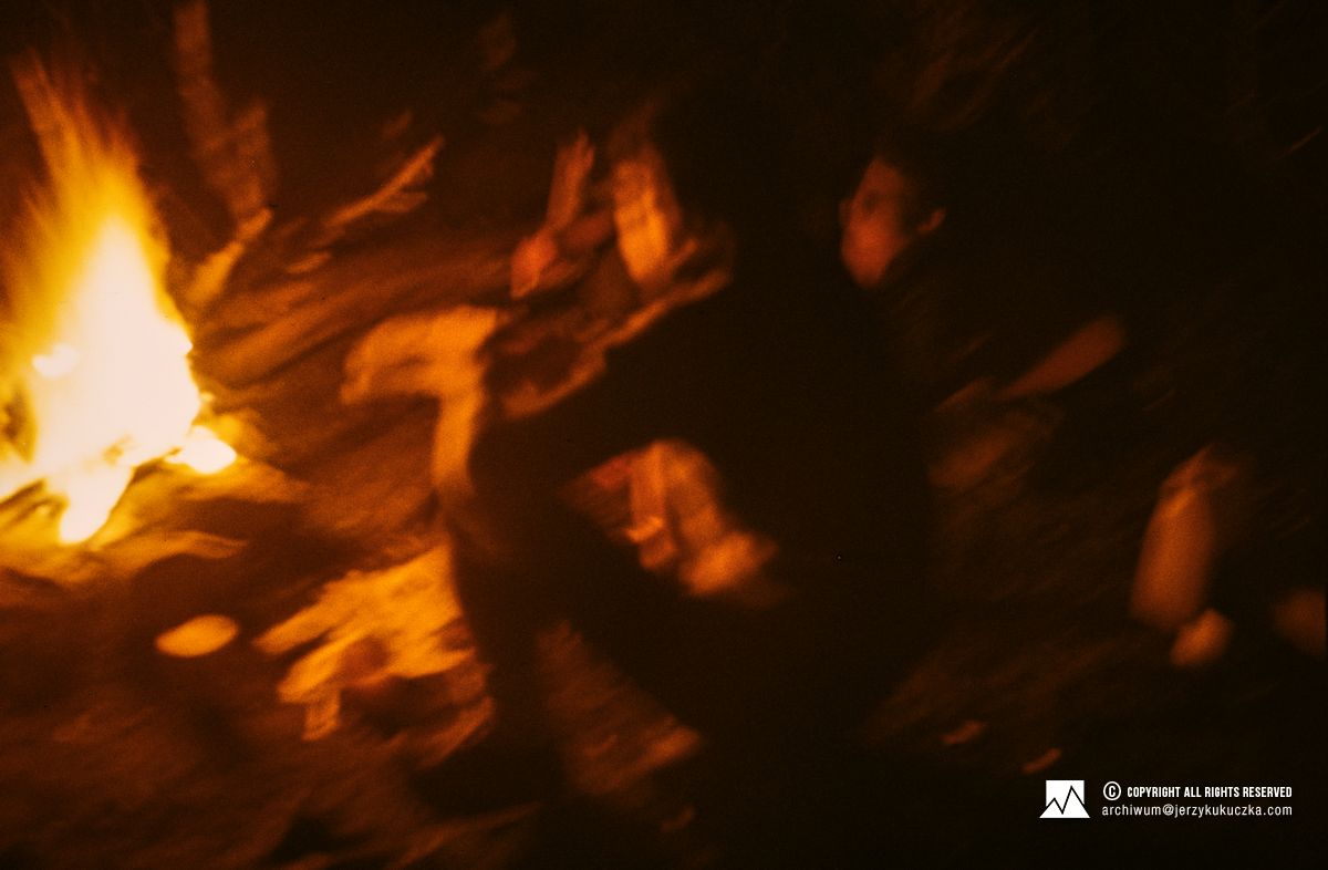 Uczestnicy wyprawy podczas ogniska w obozie.