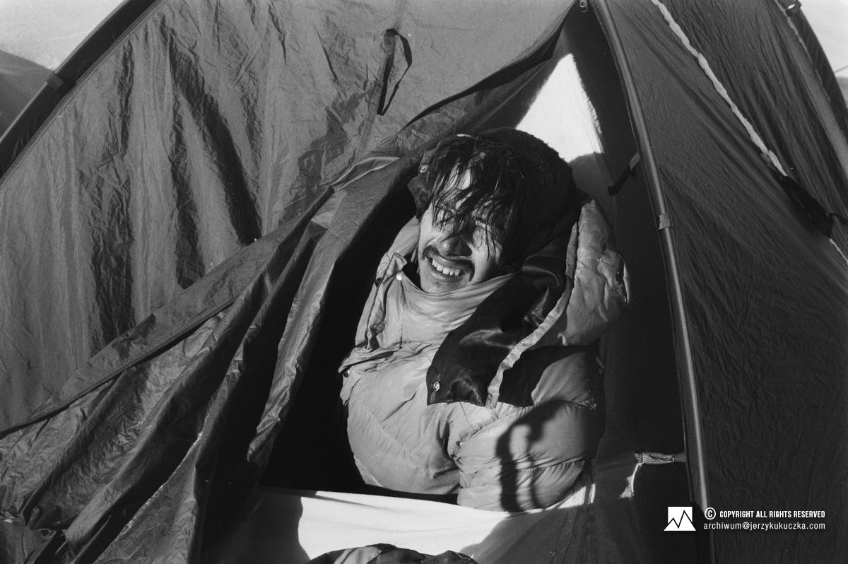 Carlos Carsolio w obozowym namiocie.