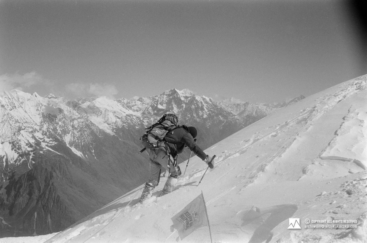 Carlos Carsolio podczas schodzenia z Manaslu.