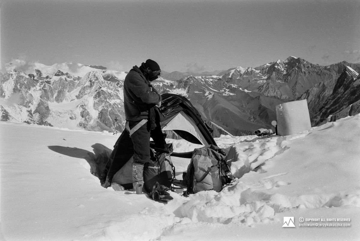 Artur Hajzer w obozie na stoku Manaslu.