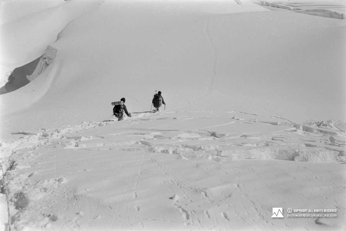 Uczestnicy wyprawy podczas zejścia z Manaslu. Od lewej: Carlos Carsolio i Artur Hajzer.
