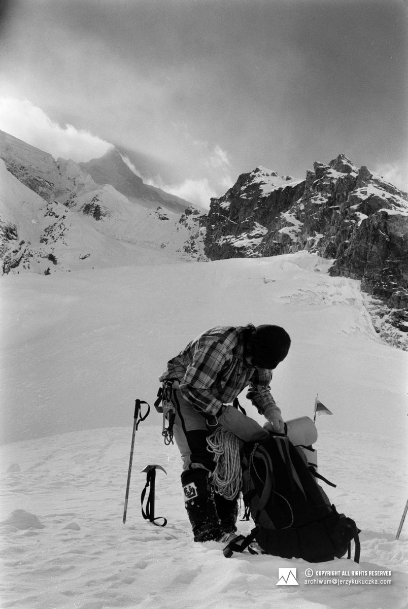 Carlos Carsolio na lodowcu. W le Manaslu (8156 m n.p.m.).