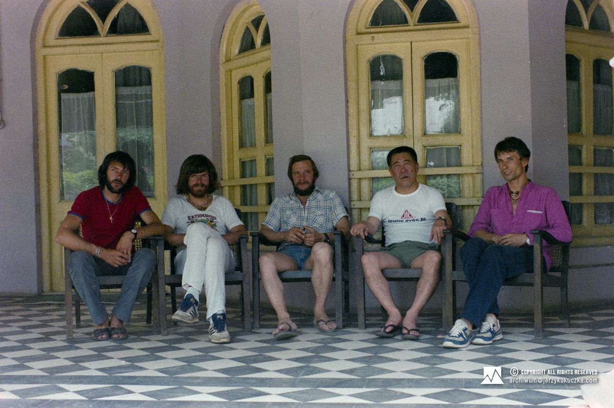 Himalaiści na spotkaniu u Sherk-hana w Gilgit. Od lewej: Hans Kammerlander, Reinhold Messner, Jerzy Kukuczka, NN i Wojciech Kurtyka.