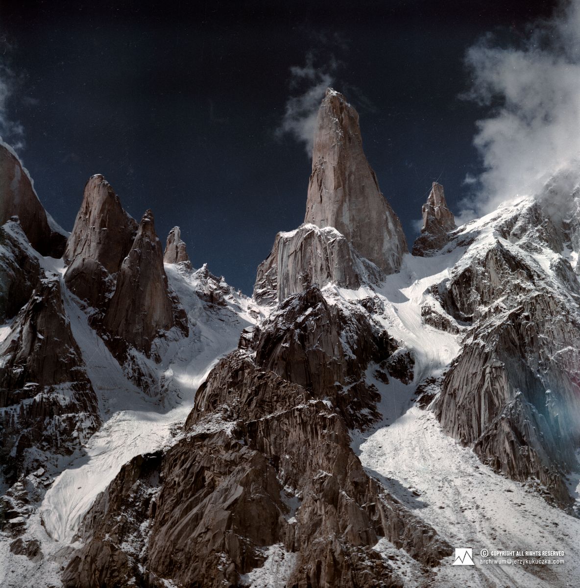 Nameless Tower (6040 m n.p.m.) w grupie Trango Towers.