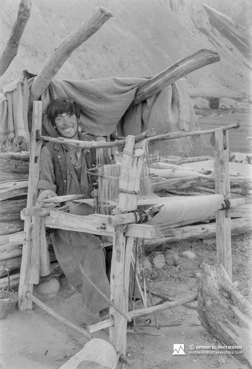 Pakistański tkacz w miejscowości Hushe.