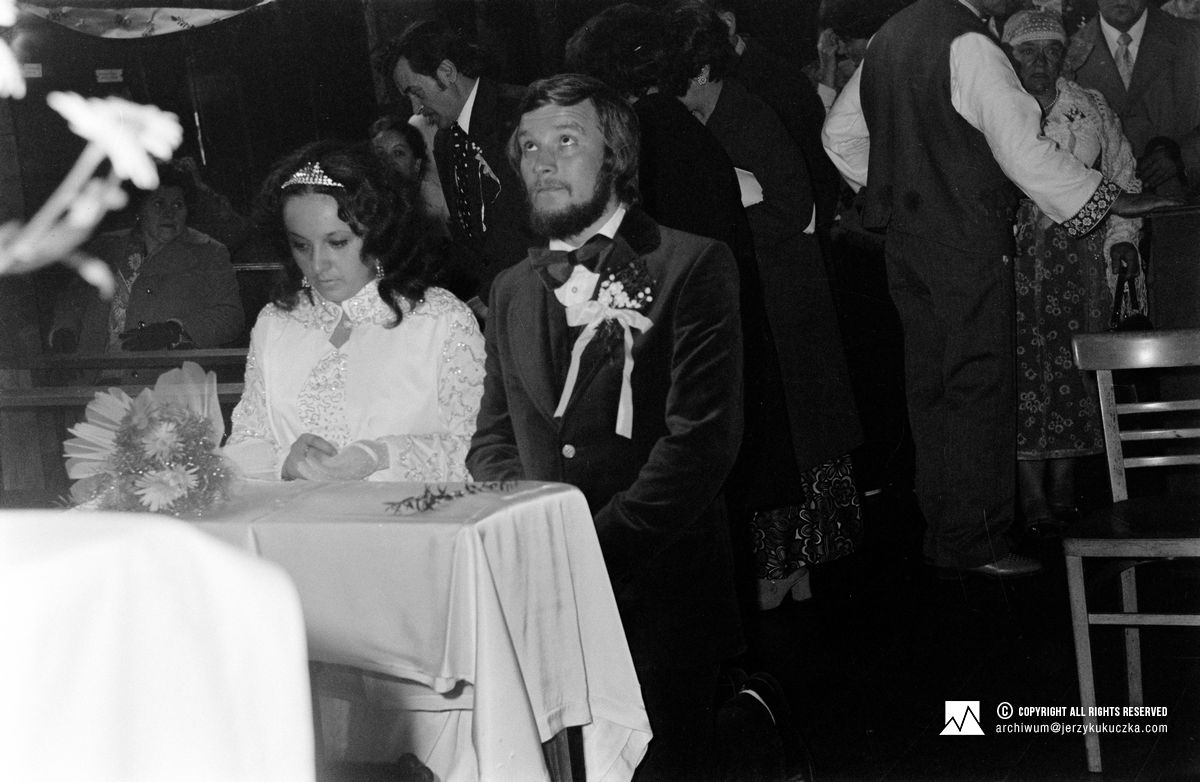 Od lewej: Cecylia Kukuczka i Jerzy Kukuczka w kościele na Kubalonce.