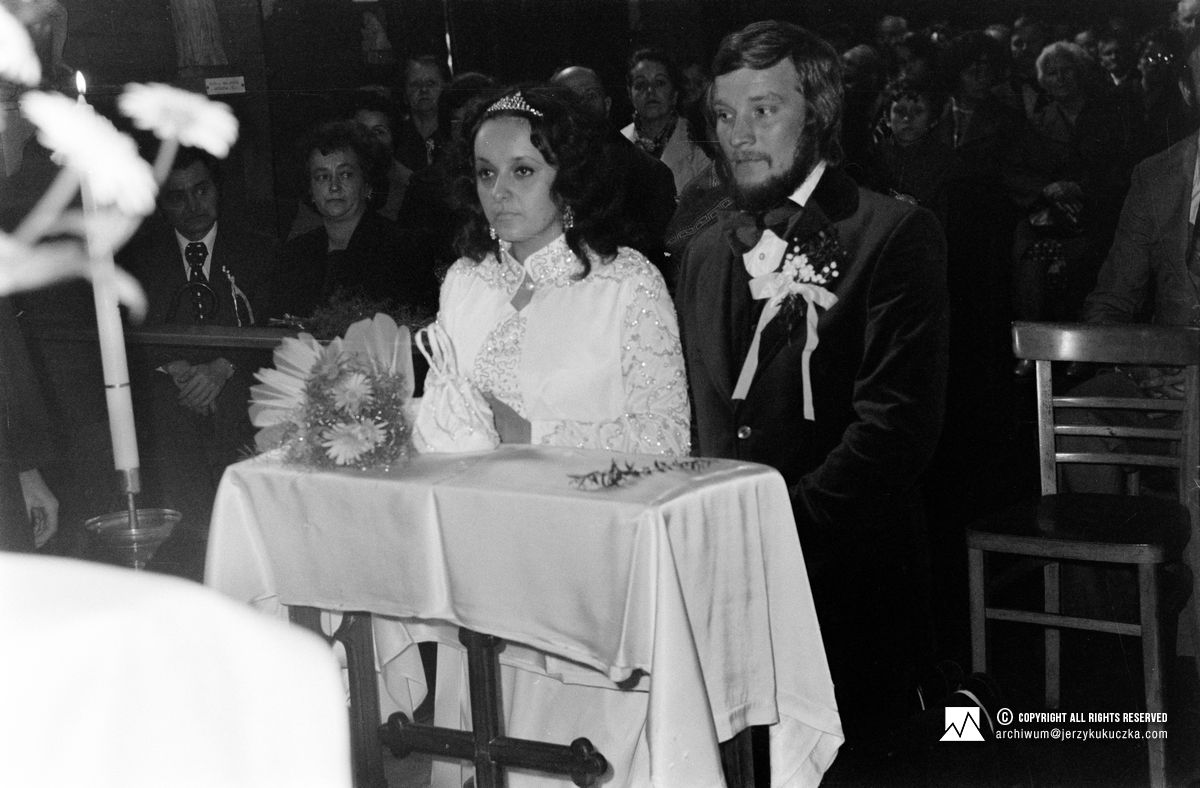 Na pierwszym planie od lewej: Cecylia Kukuczka i Jerzy Kukuczka w kościele na Kubalonce. W tle od lewej siedzą: Zdzisław i Zofia Ogrodzińscy.